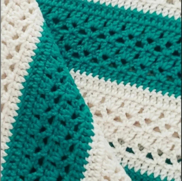 Crochet Afghan 54" X 74" Cottage Green Off White Holiday Farmhouse Christmas - Picture 6 of 6